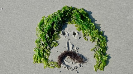 Sandzeichnungen mit Algen - Mann und Frau