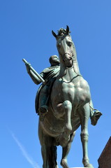 Fototapeta na wymiar Reiterstatue auf dem Piazza della Signoria in Florenz