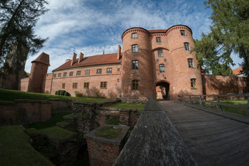 Hauptportal mit Doppelturm zum Domhügel in Frombork (Frauenburg) - Polen
