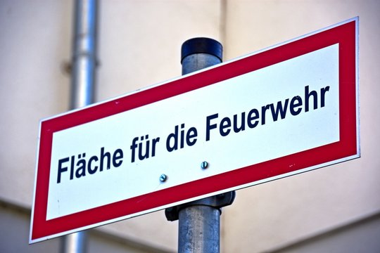 Fotos Lizenzfreie Bilder Grafiken Vektoren Und Videos Von Feuerwehrzufahrt Adobe Stock