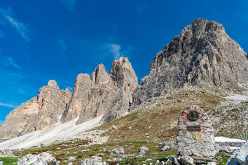 Gedenkstein an der Südseite der Drei Zinnen