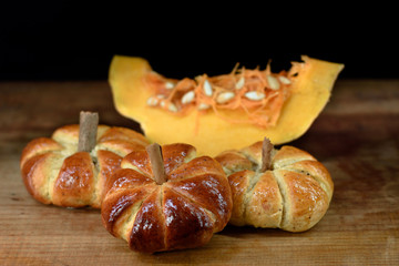 Bread made with pumpkin main ingredient, is for the time of day of the dead, in the background in diffuse a natural pumpkin