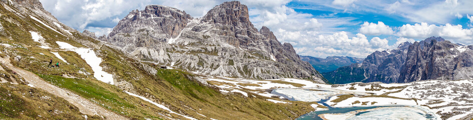 Fototapeta na wymiar Panorama-Aufnahme an den Bödenseen in den Sextner Dolomiten
