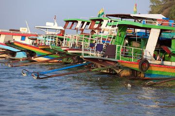 Fototapeta na wymiar Schiffe auf dem Irawadi in Myanmar