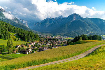 Fototapeta na wymiar Blick auf die Südtiroler Ortschaft Toblach