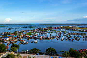 Naklejka premium Floating Village at Tonle Sap has a boat transport