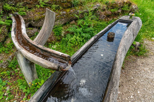 Ein Brunnen aus Holz in der Landschaft