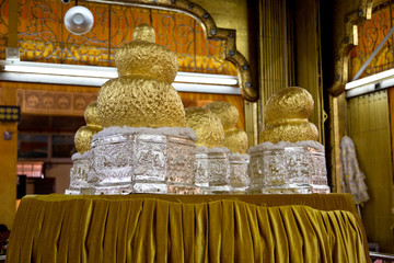 Goldene Buddha Figuren