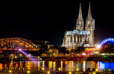 Fototapeta na wymiar Köln am Rhein mit Dom und Hohenzollernbrücke, Lightshow
