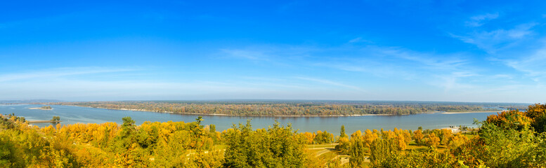 Obraz premium Panoramic view of the Dnieper River in autumn, Kaniv, Ukraine, Tarasova Hill (Chernecha Hora) 