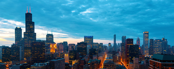 Naklejka premium Downtown chicago pejzaż miejski panoramę wieżowców o świcie