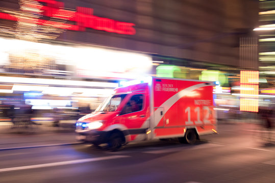 Rettungswagen der Berliner Feuerwehr f&auml;hrt mit Blaulich durch die Stadt