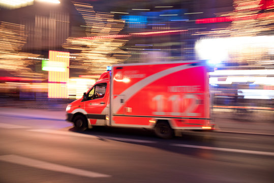 Rettungswagen der Berliner Feuerwehr fährt mit Blaulich durch die Stadt