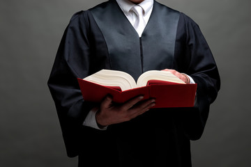 Rechtsanwalt mit Robe und Buch