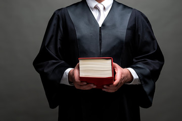 Rechtsanwalt mit Robe und Buch