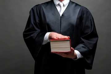 Rechtsanwalt mit Robe und Buch