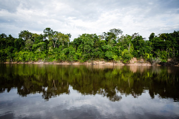 Fototapeta na wymiar Rio Inirida en Guainia Colombia, reflejos en el agua, atardeceres en el rio y espejos de agua