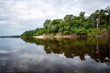 Rio Inirida en Guainia Colombia, reflejos en el agua, atardeceres en el rio y espejos de agua