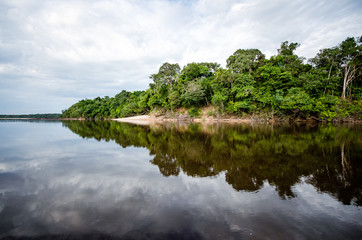 Rio Inirida en Guainia Colombia, reflejos en el agua, atardeceres en el rio y espejos de agua