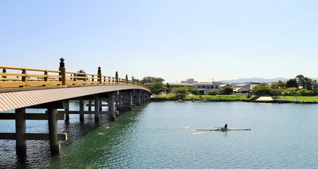 瀬田の唐橋とボートを漕ぐ若者、滋賀県大津市の瀬田唐橋、日本