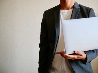 ノートパソコンを持ったビジネスマン