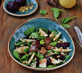 salad with fried chicken liver, beets, gorgonzola cheese, pear, cashew nuts, mini spinach.