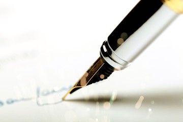 Signing a signature with a fountain pen