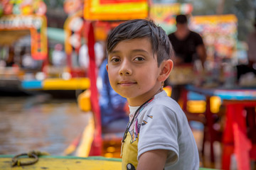 niño latino visitando xochimilco mexico