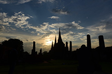 Obraz premium Sunset at the Ancient thai Temple at Ayuthaya Thailand