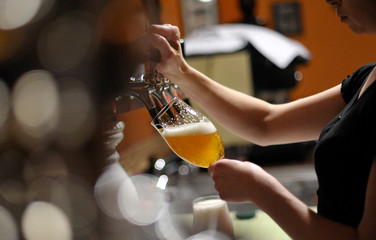 Bier zapfen in einer Berliner Kneipe