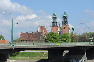 Brücke über dem Fluß Warte mit dem Dom von Poznan (Posen) - Polen