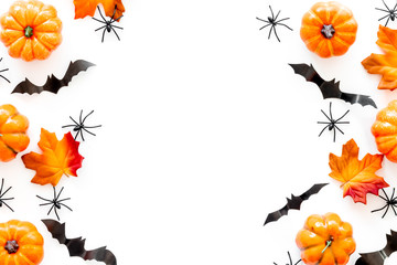 Obraz premium Halloween frame with pumpkins, spiders and bats on white background top view copy space