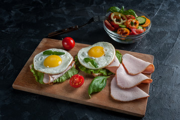 Fried eggs with bacon and vegetables