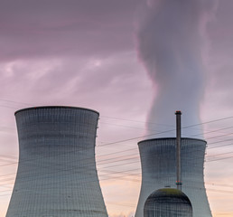 Kernkraftwerk im Abendlicht