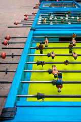 Mesa de futbolito de madera, colocado en ferias de M&eacute;xico. Ya es un objeto antiguo