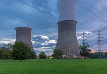 Kernkraftwerk im Abendlicht