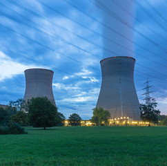 Kernkraftwerk im Abendlicht