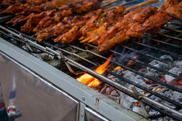 Brochetas de carne a la barbacoa, asadas con el fuego de una parrilla con carbón