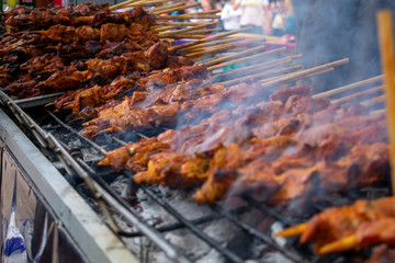 Brochetas de carne a la barbacoa, asadas con el fuego de una parrilla con carbón