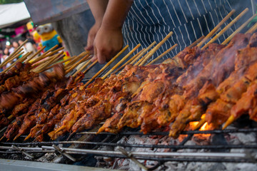 Brochetas de carne a la barbacoa, asadas con el fuego de una parrilla con carbón