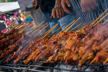 Brochetas de carne a la barbacoa, asadas con el fuego de una parrilla con carbón