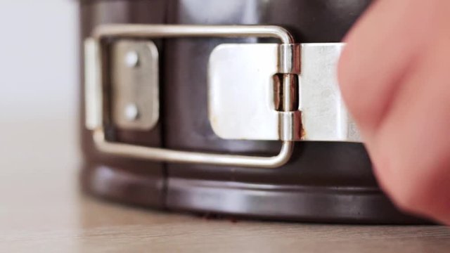 Opening a springform pan / Close-up