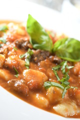 ñoqui con salsa y albahaca