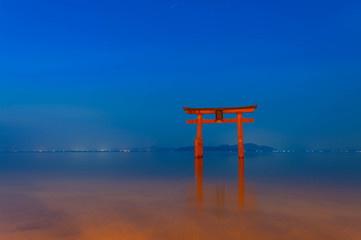夜明けの琵琶湖の鳥居