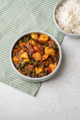 Bombay chicken curry with spinach, tomato and onion