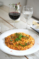 Espagueti con salsa boloñesa y albahaca