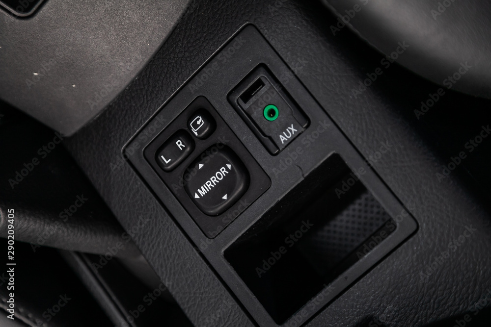 Aufkleber close-up on the side mirror switch control buttons, automatic adjust level dashboard and aux, usb co