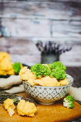 Choux-fleur et chou romanesco en fleurettes dans un bol céramique