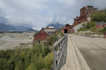 Die historische Kupfermine von Kennicott in Alaska mit dem leicht zugänglichen Root Gletscher im Hintergrund, 27 Jahre lang wurde hier Kupfer im Wert von über 22 Millionen Dollar gewonnen