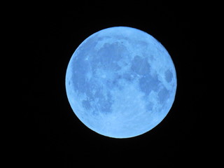 今宵は満月。風なく輝く月。青い月、蒼い月、碧い月、月イメージ素材